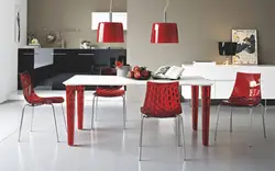 Tünd qırmızı stullar ilə mətbəx dizaynı