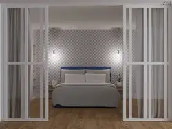Şüşə arakəsmə dizaynının arxasında yataq otağı