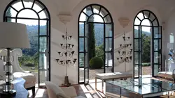 Tağlı pəncərələri olan qonaq otağı dizaynı