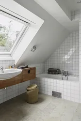 Bathtub with skylight design