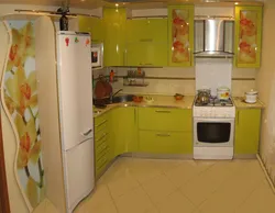 Дизайн маленькой кухни холодильник в углу