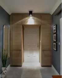 Koridorda mezzanine ilə qarderob dizaynı