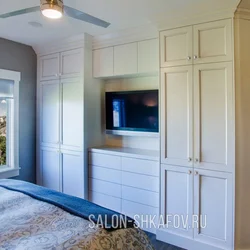 Bedroom Design With A Niche For A Closet