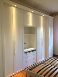 Шкафқа арналған тауашасы бар жатын бөлмесінің дизайны