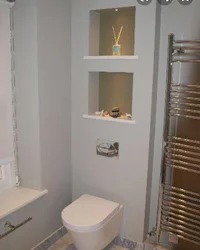 Installation design in the bathroom with shelves