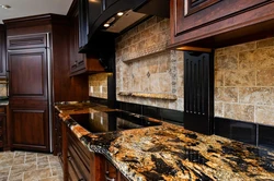Тарҳи ошхона чӯбӣ бо countertops мармар