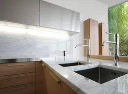 Тарҳи ошхона чӯбӣ бо countertops мармар
