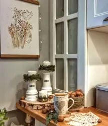 Çiçəklərlə mətbəx pəncərə sill dizaynı