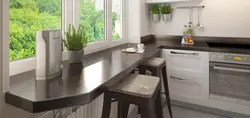 Дызайн падваконніка на кухні з кветкамі