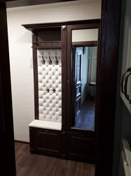 Yumşaq oturacaq və güzgülərlə koridor dizaynı