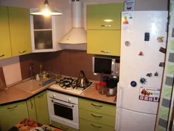 Дизайн маленькой кухни с микроволновкой и холодильником