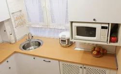 Дизайн маленькой кухни с микроволновкой и холодильником