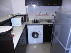 Qaz sobası və qabyuyan maşın ilə mətbəx dizaynı