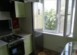 Дизайн кухни с холодильником в углу у окна