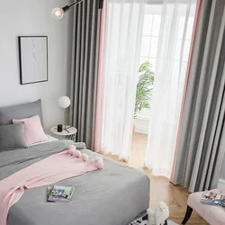 Ağ divar kağızı və boz pərdələrlə yataq otağı dizaynı