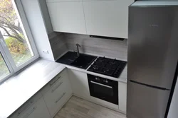 Дызайн кухні з халадзільнікам ля акна і газавай плітой