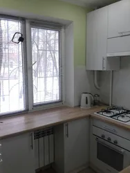 Дызайн кухні з халадзільнікам ля акна і газавай плітой