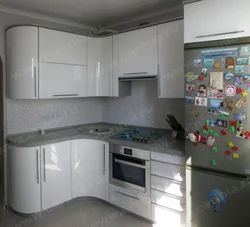 Kitchen design with left corner and refrigerator by the window