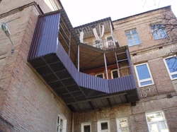 Ikki xonadon uchun balkon fotosurati