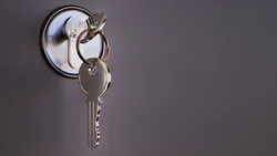 Кілттері бар пәтер есігінің суреті