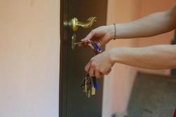 Кілттері бар пәтер есігінің суреті