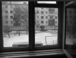 Пәтер терезесінен көшенің суреті