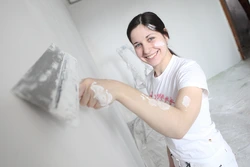 Puttying walls in an apartment photo