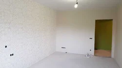 Puttying walls in an apartment photo