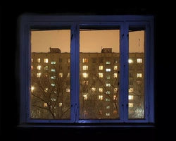 Bir Şəhər Mənzilinin Pəncərəsindən Fotoşəkil