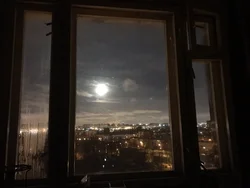 Сурат аз тирезаи як квартираи шахр