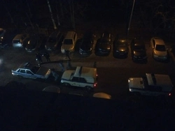 Mənzilin pəncərəsindən avtomobilin şəkli