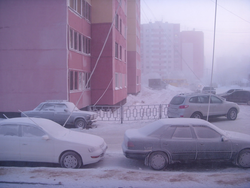Пәтер терезесінен көліктің суреті