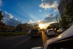 Kvartiraning derazasidan mashina surati