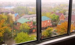 Kuzda kvartira derazasidan olingan fotosurat