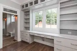 Mənzil fotoşəkilində pəncərənin yanında mebel