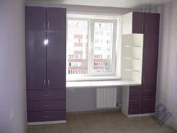Mənzil fotoşəkilində pəncərənin yanında mebel