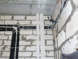 Қабырғадағы фотосуреттегі пәтердегі сымдар
