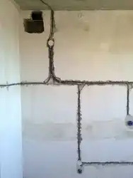 Праводка ў кватэры па сцяне фота