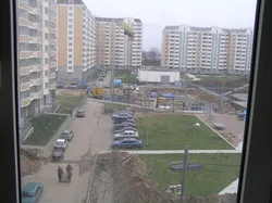 Пәтер терезесінен аулаға дейінгі фотосурет