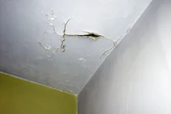 Пәтер фотосуретіндегі қабырғадағы жарықтар