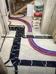 Пәтер Фотосындағы Еденге Құбырлар