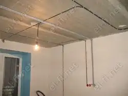 Mənzil fotoşəkilində tavan boyunca asma tavanın naqilləri