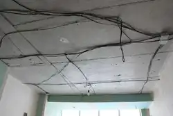 Пәтердегі фотосуреттегі төбенің бойымен аспалы төбені сымдар