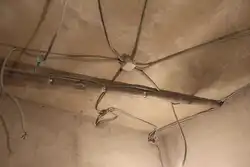 Mənzil fotoşəkilində tavan boyunca asma tavanın naqilləri