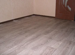 Kvartiraning fotosurati bo'ylab bir xil rangdagi laminat taxta
