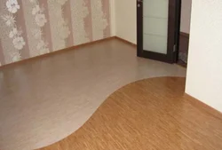 Kvartiraning fotosurati bo'ylab bir xil rangdagi laminat taxta