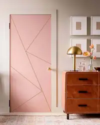 Design how to paint doors in an apartment