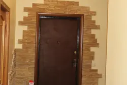 Mənzilin fotoşəkilindəki giriş qapısının daş bəzəyi