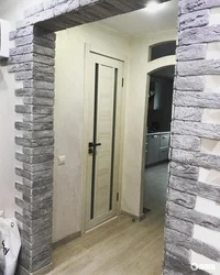 Mənzilin Fotoşəkilindəki Giriş Qapısının Daş Bəzəyi