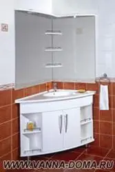 Ванна бөлмесінің суретіне арналған айнасы бар бұрыштық раковина